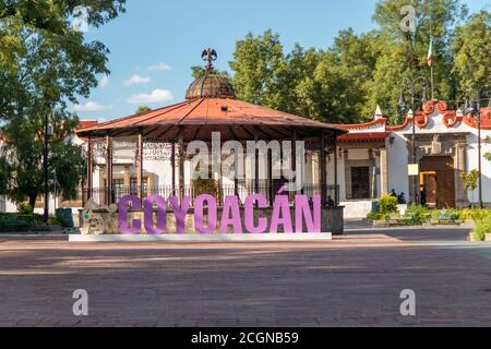 CDMX, Coyoacan, Mexique 9 septembre 2020. Kiosque dans un parc de la ville avec des lettres volumétriques qui disent coyoacan. En anglais au lieu des coyotes Banque D'Images