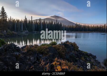 La fumée des feux de forêt éloignés 2020 entoure Mt. Licence en Oregon. Sparks Lake en premier plan. Banque D'Images