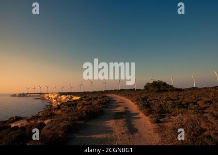 Une image de paysage prise sur le cap ouest de Bozcaada, Turquie. L'image montre le parc d'éoliennes pittoresque, une collection d'éoliennes, au coucher du soleil. Voir également Banque D'Images