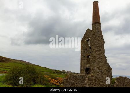 Vestiges de la mine d'étain de Botallack en ruines de Cornwall. Cette mine d'étain entre dans la mer sous terre et a été abandonnée depuis 1883 et est maintenant inscrite comme u Banque D'Images