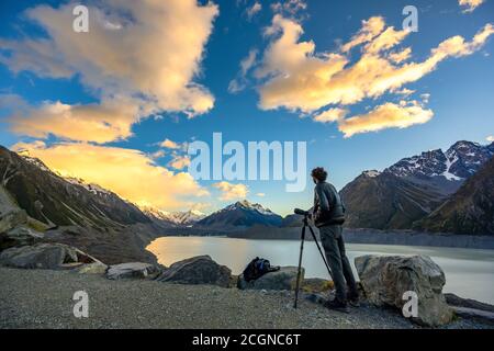 Les photographes prennent des photos au lac Tasman, dans le ciel du matin et dans les magnifiques nuages du parc national de Mount Cook, à Aoraki, en Nouvelle-Zélande. Banque D'Images