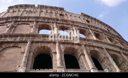 Le Colisée (Amphithéâtre Flavian) construit par les empereurs de la dynastie Flavian. Le plus grand amphithéâtre construit à l'époque, dans la Rome antique. Banque D'Images