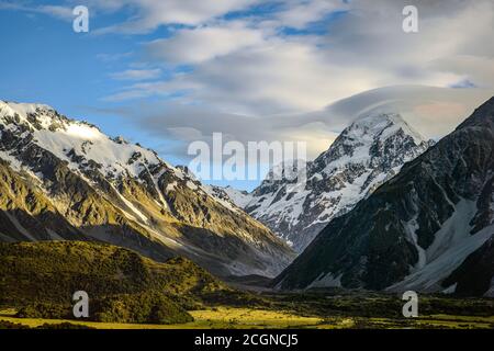 Vue sur les montagnes au sommet de la montagne sont neige blanche en été avec ciel et nuages avec Herbe verte dans toute la région à Mount Cook NAT Banque D'Images