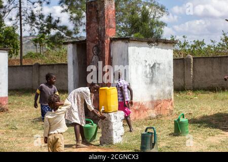 Les élèves se latrines se lavent les mains sur le chemin de l'école Banque D'Images