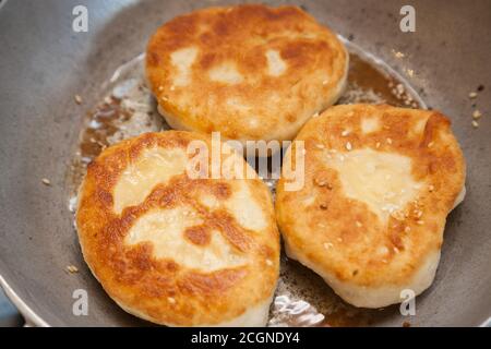 Trois morceaux de bhatura frits dans une casserole Banque D'Images