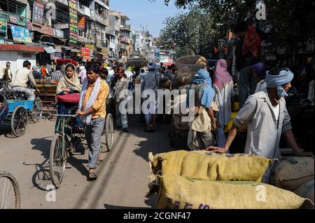 28.02.2011, Delhi, Inde, Asie - Hustle et l'agitation avec des foules de personnes pendant l'heure de pointe dans une rue animée près de la gare de New Delhi. Banque D'Images