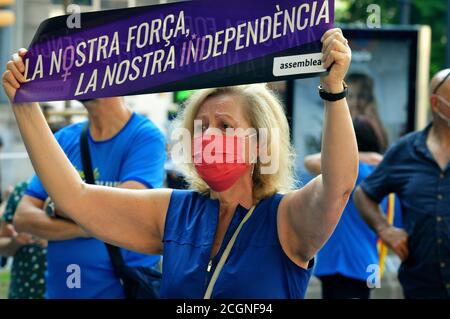 Tarragone, Espagne. 10 avril 2020. Une femme portant un masque facial comme mesure préventive tient un écriteau disant que notre force est notre indépendance pendant la manifestation.pendant la Journée nationale de la Catalogne, Environ un millier de personnes avec des masques et des drapeaux pro-indépendance exigent l'indépendance de la Catalogne dans une manifestation ordonnée avec la distance de sécurité appropriée en raison de la crise sanitaire Covid-19 dans la rue Rambla Nova de Tarragone. Crédit : Ramon Costa/SOPA Images/ZUMA Wire/Alamy Live News Banque D'Images