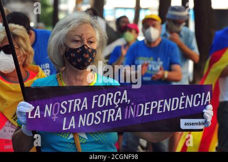 Tarragone, Espagne. 10 avril 2020. Une femme portant un masque facial comme mesure préventive tient un écriteau disant «notre force est notre indépendance» pendant la manifestation.pendant le jour national de la Catalogne, Environ un millier de personnes avec des masques et des drapeaux pro-indépendance exigent l'indépendance de la Catalogne dans une manifestation ordonnée avec la distance de sécurité appropriée en raison de la crise sanitaire Covid-19 dans la rue Rambla Nova de Tarragone. Crédit : Ramon Costa/SOPA Images/ZUMA Wire/Alamy Live News Banque D'Images