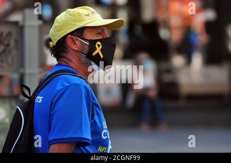 Tarragone, Espagne. 10 avril 2020. Un manifestant portant un masque facial comme mesure préventive participe à la manifestation.pendant la Journée nationale de Catalogne, Environ un millier de personnes avec des masques et des drapeaux pro-indépendance exigent l'indépendance de la Catalogne dans une manifestation ordonnée avec la distance de sécurité appropriée en raison de la crise sanitaire Covid-19 dans la rue Rambla Nova de Tarragone. Crédit : Ramon Costa/SOPA Images/ZUMA Wire/Alamy Live News Banque D'Images