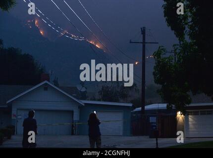 Monrovia, États-Unis. 11 septembre 2020. Les flammes du feu de Bobcat apparaissent au-dessus des maisons dans les contreforts de Monrovia, en Californie, le vendredi 11 septembre 2020. Le feu de forêt brûlant dans la forêt nationale d'Angeles a noirci plus de 26,000 acres et est seulement 6% contenu. Le confinement complet n'est pas prévu avant le 15 octobre. Photo de Jim Ruymen/UPI crédit: UPI/Alay Live News Banque D'Images