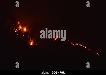 Monrovia, États-Unis. 11 septembre 2020. Les flammes du feu de Bobcat apparaissent au-dessus des maisons dans les contreforts de Monrovia, en Californie, le vendredi 11 septembre 2020. Le feu de forêt brûlant dans la forêt nationale d'Angeles a noirci plus de 26,000 acres et est seulement 6% contenu. Le confinement complet n'est pas prévu avant le 15 octobre. Photo de Jim Ruymen/UPI crédit: UPI/Alay Live News Banque D'Images