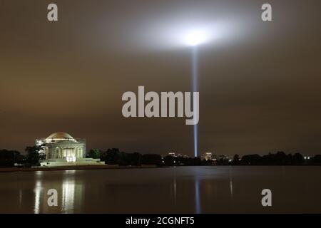 Washington, DC, États-Unis. 11 septembre 2020. 9/11 hommage aux « Tours de lumière » au Pentagone de Washington, DC, le 11 septembre 2020. Crédit : Mpi34/Media Punch/Alamy Live News Banque D'Images