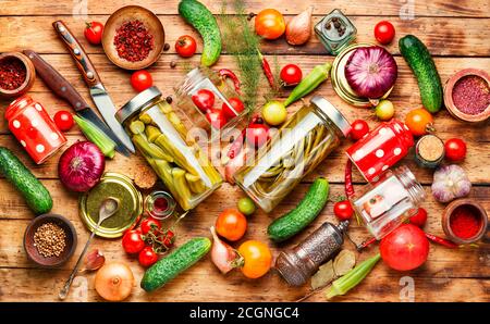 Conserve les légumes dans des bocaux en verre.divers légumes en conserve Banque D'Images