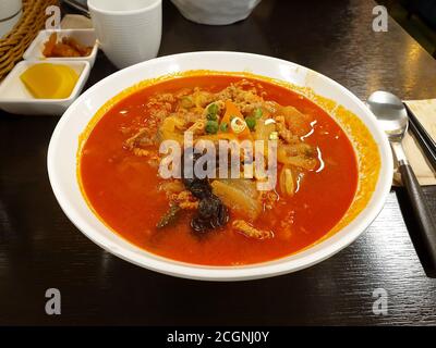 Jjamppong, soupe de nouilles coréennes avec bouillon rouge épicé à base de fruits de mer aromatisé à la poudre de Chili. Cuisine chinoise de style coréen. Banque D'Images
