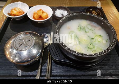 Séoul, Corée du Sud - Seolleongtang, ou soupe d'os de bœuf. Soupe de bouillon coréen à base d'os de bœuf, de poitrine et d'autres coupes. Set avec riz et Kimchi. Banque D'Images