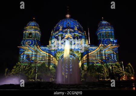 Berlin, Allemagne. 11 septembre 2020. Photo prise le 11 septembre 2020 montre la cathédrale de Berlin illuminée pendant le Festival des lumières de Berlin, capitale de l'Allemagne, en 2020. Berlin, vendredi, s'est transformée en ville d'art léger avec l'ouverture du Festival des lumières de 2020 qui durera jusqu'au 20 septembre. Credit: Shan Yuqi/Xinhua/Alay Live News Banque D'Images