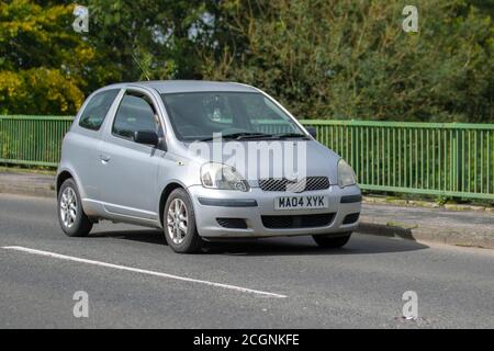 2004 gris argenté Toyota Yaris T3 3dr hatchback ; circulation automobile véhicules en mouvement, voitures conduisant des véhicules sur les routes du Royaume-Uni, moteurs, automobile sur le réseau autoroutier M6. Banque D'Images