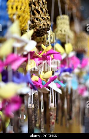 Carillons de vent indigènes en rotin et coquillages ornent une boutique de cadeaux de l'île Banque D'Images