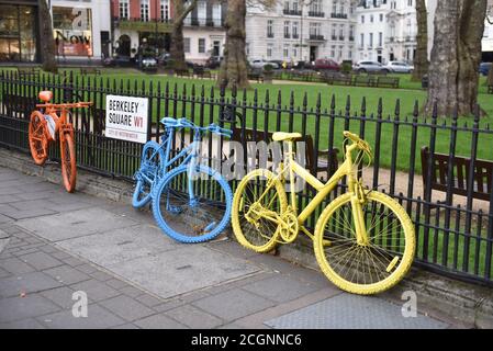 Mayfair, Londres, Royaume-Uni. 04 avril 2017. Vue sur Berkeley Square avec l'inscription Berkeley Square au premier plan vélos de couleur inhabituelle Banque D'Images