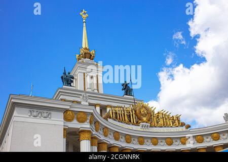 MOSCOU, RUSSIE - 06 AOÛT 2019. Architecture du parc VDNKH à Moscou. Site populaire. Gros plan magnifique décoration soviétique sur le toit du Pavillon 1, s Banque D'Images