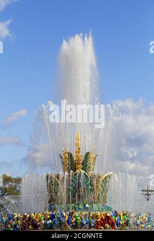 MOSCOU, RUSSIE - 06 AOÛT 2019. Fontaine fleur de pierre à VDNKh à Moscou. VDNH, exposition des réalisations de l'économie nationale, est un gener permanent Banque D'Images