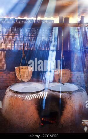 Sel de roche bouillante sur four à argile, sel de roche bouillante traditionnel sur four à bois, scène rurale à Bo Kluea, Nan, Thaïlande. Concentrez-vous sur le four à argile. Banque D'Images