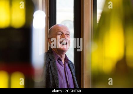 Oz Clarke présentateur de télévision écrivain et diffuseur verre de vin blanc Banque D'Images