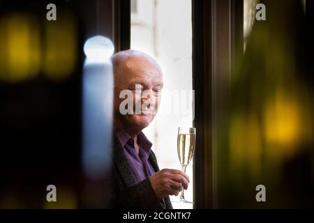 Oz Clarke présentateur de télévision écrivain et diffuseur verre de vin blanc Banque D'Images