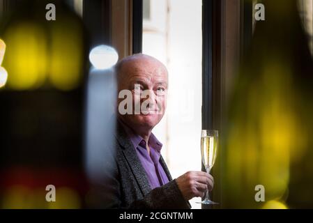 Oz Clarke présentateur de télévision écrivain et diffuseur verre de vin blanc Banque D'Images