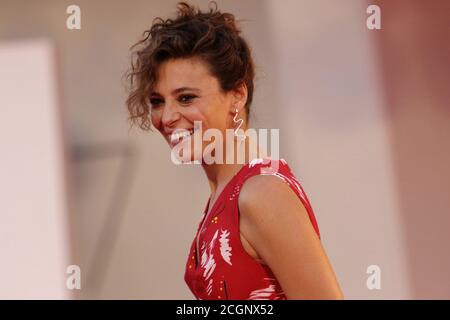 Venise, Italie. 11 septembre 2020. Italie, Lido di Venezia, 11 septembre 2020 : l'actrice italienne Jasmine Trinca marche le tapis rouge avant le court-métrage 'Etre ma maman', son début directorial sur la section 'Orizzonti - Concours de courts-métrages' du 77e Festival International du film de Venise photo Credit: Ottavia Da Re/Sintesi/Alay Live News Banque D'Images