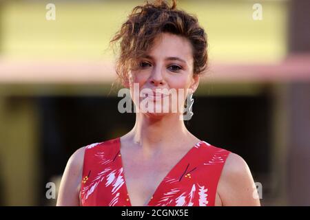 Venise, Italie. 11 septembre 2020. Italie, Lido di Venezia, 11 septembre 2020 : l'actrice italienne Jasmine Trinca marche le tapis rouge avant le court-métrage 'Etre ma maman', son début directorial sur la section 'Orizzonti - Concours de courts-métrages' du 77e Festival International du film de Venise photo Credit: Ottavia Da Re/Sintesi/Alay Live News Banque D'Images