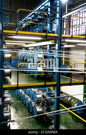 Johannesburg, Afrique du Sud - 16 octobre 2012 : vue à grand angle des bobines de câble sur une grande machine dans une usine de tapis transporteurs Banque D'Images