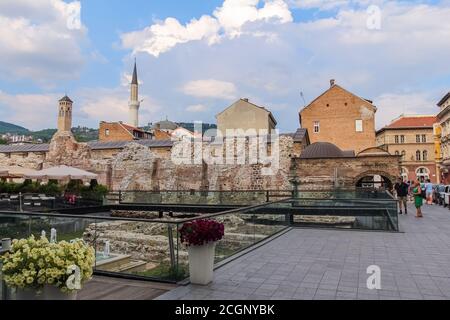 Sarajevo, Bosnie-Herzégovine - 3 juillet 2018 : la ruine de Taslihan dans la vieille ville de Bascarsija à Sarajevo au coucher du soleil, en Bosnie-Herzégovine Banque D'Images