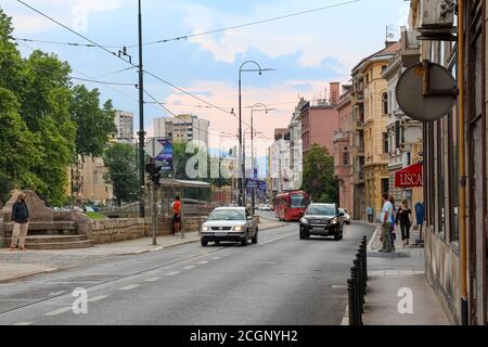 Sarajevo, Bosnie-Herzégovine - 3 juillet 2018 : une vue sur Obala Kulina bana dans la soirée, centre de Sarajevo, Bosnie-Herzégovine Banque D'Images