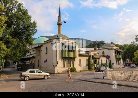 Sarajevo, Bosnie-Herzégovine - 3 juillet 2018 : la mosquée Bakr-babina sur Obala ISA-bega Ishakovića dans la soirée à Sarajevo, Bosnie-Herzégovine Banque D'Images