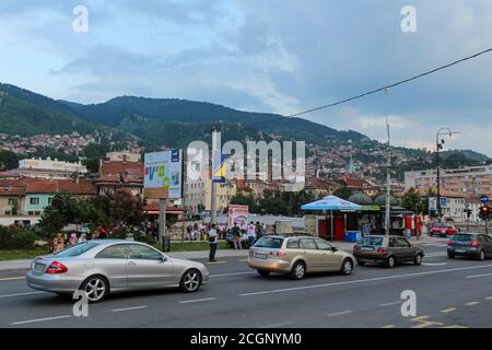 Sarajevo, Bosnie-Herzégovine - 3 juillet 2018 : une vue sur Obala Kulina bana au quartier Bistrick dans la soirée à Sarajevo, Bosnie Banque D'Images