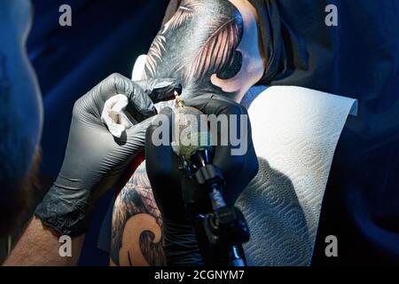 Image de l'homme faisant tatouage noir de serpent pour la femme Banque D'Images