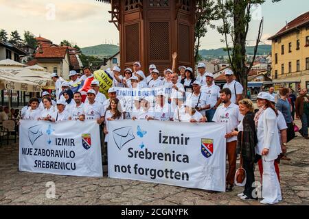 Sarajevo, Bosnie-Herzégovine - 3 juillet 2013 : des militants sensibilisant au massacre de Srebrenica, sur la place Brascarsija, Sarajevo, Bosnie Banque D'Images