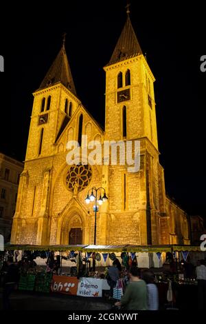 Sarajevo, Bosnie-Herzégovine - 3 juillet 2018 : la cathédrale du Sacré-cœur illuminée la nuit à Sarajevo, Bosnie-Herzégovine Banque D'Images