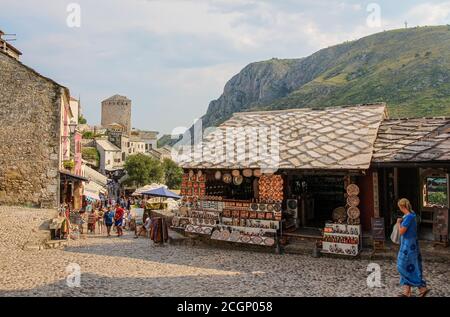 Mostar, Bosnie-Herzégovine - 4 juillet 2018 : vue sur la rue Kujundžiluk dans la vieille ville du centre de Mostar, avec Hum Hill en arrière-plan, Bo Banque D'Images