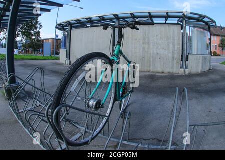 Beaucoup de vélos noirs et verts de suite. Tendances dans l'industrie de la fabrication de vélos. Groupe de cycles. Location de vélos sur le parking. Transport écologique Banque D'Images