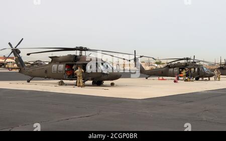 Les équipages du 2-285e Bataillon d'hélicoptères d'assaut, 98e Commandement de la troupe d'aviation, Garde nationale de l'Armée de l'Arizona, chargent les engins et passent par les procédures de prévol sur les hélicoptères UH-60 Black Hawk dans la réserve militaire du parc Papago à Phoenix le 11 septembre. En réponse à une demande du California Office of Emergency Services, environ 30 citoyens-soldats de la Garde nationale de l'Arizona ont été mobilisés pendant environ deux semaines pour aider à combattre les feux de forêt qui font rage dans tout l'État. Cette mobilisation comprend trois HÉLICOPTÈRES UH-60 Black Hawk équipés de la suppression des incendies de forêt capabiliti Banque D'Images