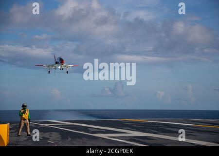 Un T-45C Goshawk s'approche du pont de vol de l'USS Gerald R. Ford (CVN 78) le 10 septembre 2020. Ford est en cours dans l'océan Atlantique en menant des qualifications de transporteur. (É.-U. Photo de la marine par un spécialiste des communications de masse, ensemencement en Dalton de 3e classe) Banque D'Images