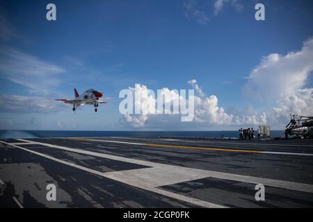 Un T-45C Goshawk s'approche du pont de vol de l'USS Gerald R. Ford (CVN 78) le 10 septembre 2020. Ford est en cours dans l'océan Atlantique en menant des qualifications de transporteur. (É.-U. Photo de la marine par un spécialiste des communications de masse, ensemencement en Dalton de 3e classe) Banque D'Images