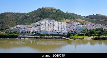 Vue locale, village espagnol Sanlucar de Guadiana vu de la ville portugaise Alcoutim, Portugal Banque D'Images