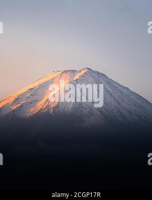 Mont Fuji en gros plan jusqu'au lever du soleil, lac Kawaguchiko, Japon Banque D'Images