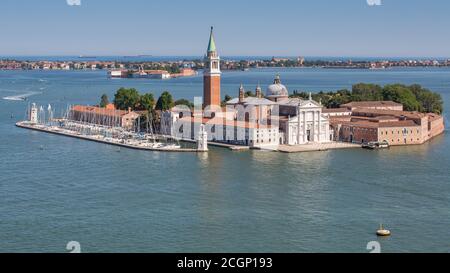 Vue sur l'île du monastère San Giorgio Maggiore, à l'arrière Lido di Venezia, Venise, Italie Banque D'Images