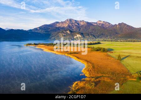 Lac Kochel près de Kochel, à l'arrière Herzogstand et Heimgarten, vue aérienne, Toelzer Land, haute-Bavière, Bavière, Allemagne Banque D'Images