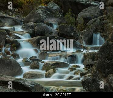 Cascades naturelles incroyables de la rivière Fafiao à Peneda-Geres National Stationnement Banque D'Images
