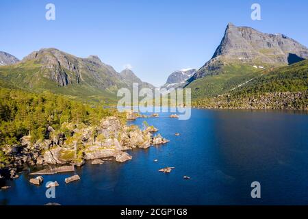 Vue sur le pic d'Innerdalstarnet, lac Innerdalsvatna, Innerdalen, région montagneuse de Trollheimen, Sunndal, More og Romsdal, Norvège Banque D'Images